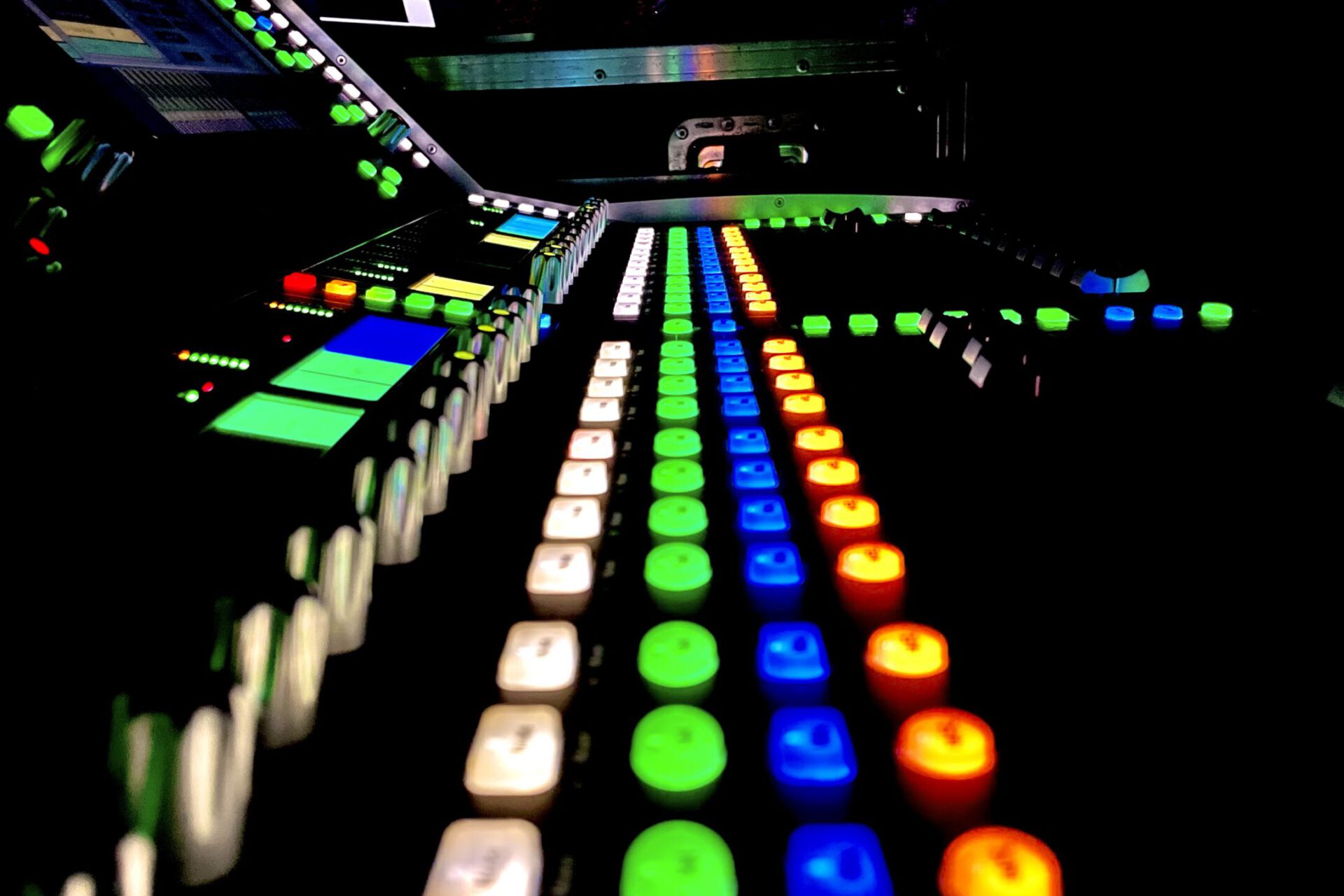 Allen&Heath dLive C3500 side view of the desk in colour